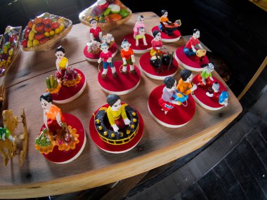 Tay satıcı bebek modeli sıva el yapımı