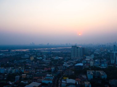 Geceleri Bamgkok şehirde trafik