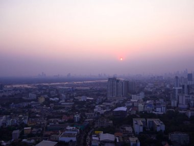 Geceleri Bamgkok şehirde trafik