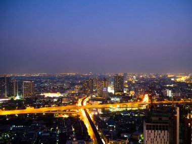 Geceleri Bamgkok şehirde trafik