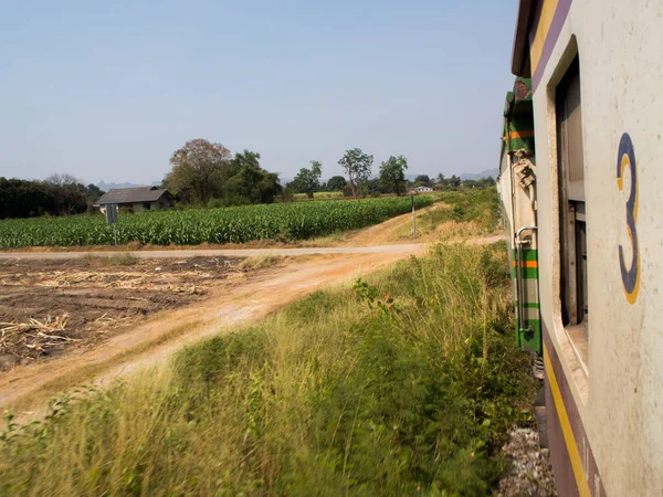 Ferrocarril de la Muerte en el camino en Kanchanaburi, Tailandia — Foto de Stock