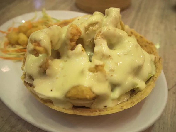 Camarão frito com salada de creme — Fotografia de Stock