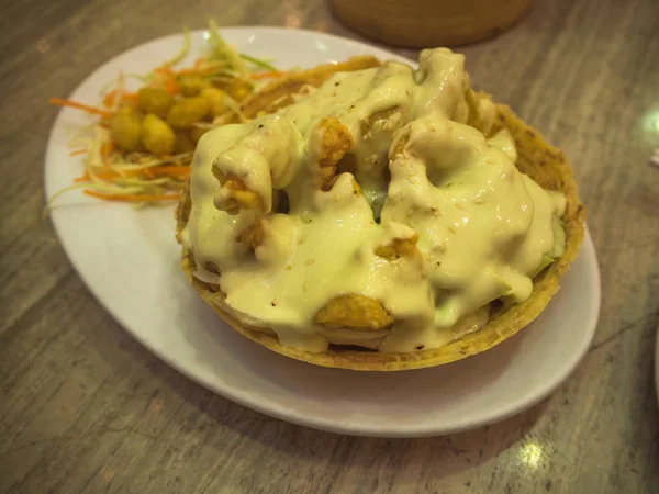 Garnalen gebakken met room salade — Stockfoto