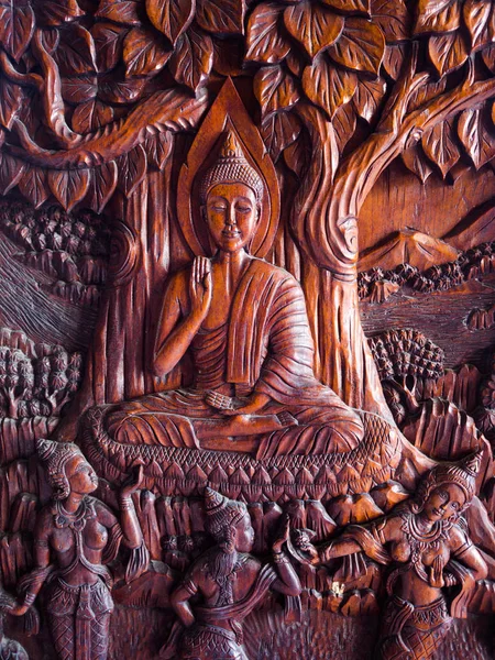 Buda tallando en la puerta del templo de madera —  Fotos de Stock