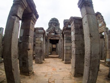 Esrarengiz dev taş yüzleri antik Bayon Tapınağı Angkor Thom, Siem Reap, Kamboçya.