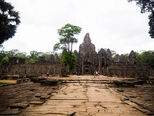 Enigmatique face géante en pierre de l'ancien temple Bayon à Angkor Thom, Siem Reap, Cambodge . — Photo