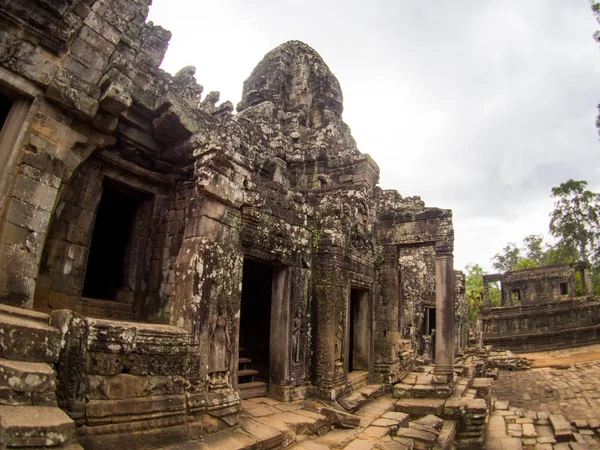 Záhadný obří kamenné tváře starověkého chrámu Bayon v Angkor Th — Stock fotografie