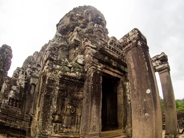 Visages énigmatiques en pierre géante de l'ancien temple Bayon à Angkor Th — Photo