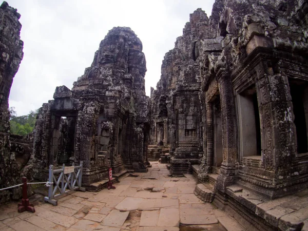 Visages énigmatiques en pierre géante de l'ancien temple Bayon à Angkor Th — Photo