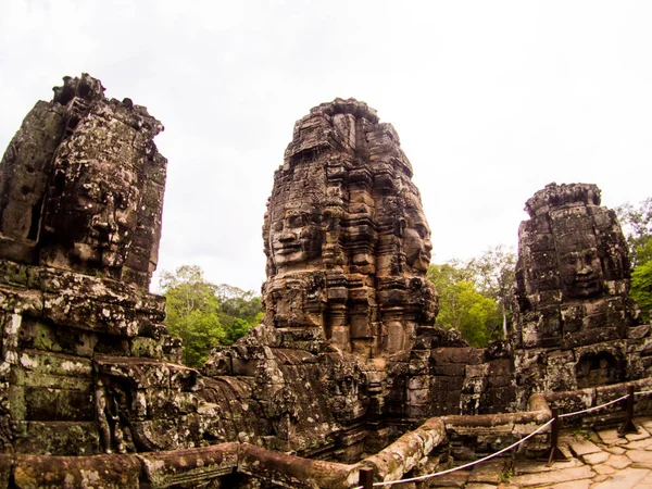 Gåtfulla giant sten ansikten av antika Bayontemplet i Angkor Th — Stockfoto