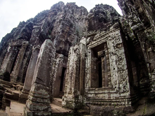 Visages énigmatiques en pierre géante de l'ancien temple Bayon à Angkor Th — Photo