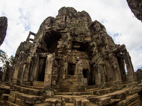 Záhadný obří kamenné tváře starověkého chrámu Bayon v Angkor Th — Stock fotografie
