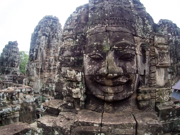 Rätselhafte riesige Steingesichter des antiken Bajontempels in Angkor — Stockfoto