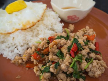 Kızarmış fesleğen tavuk ve pilav ile kızarmış yumurta.