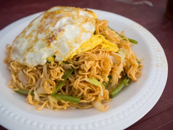 Kızarmış noodle yumurta ve sebze, Kamboçya gıda ile karıştırın.