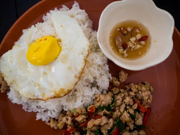 Frango de manjericão frito e ovo frito com arroz . — Fotografia de Stock