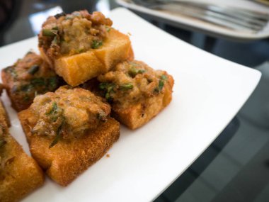 Kızarmış ekmek yaymak kıyılmış domuz eti ile.