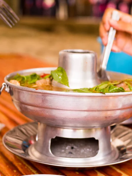 Varm och kryddig fläsk revben hot pot med thailändska örter — Stockfoto