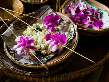 Malai Tay dilinde denilen yapma çiçek çelenk.