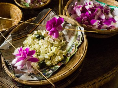 Malai Tay dilinde denilen yapma çiçek çelenk