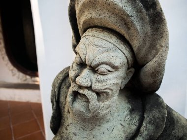 Çinli bir bebek taştan oyulmuş bir balast olduğunu