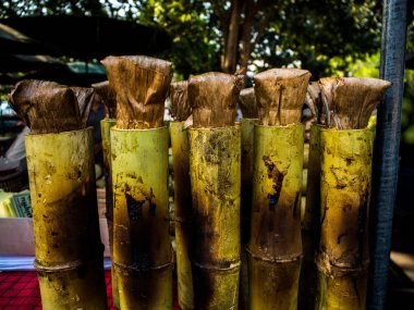 Bir bambu silindir yapışkan pirinç pişmiş.