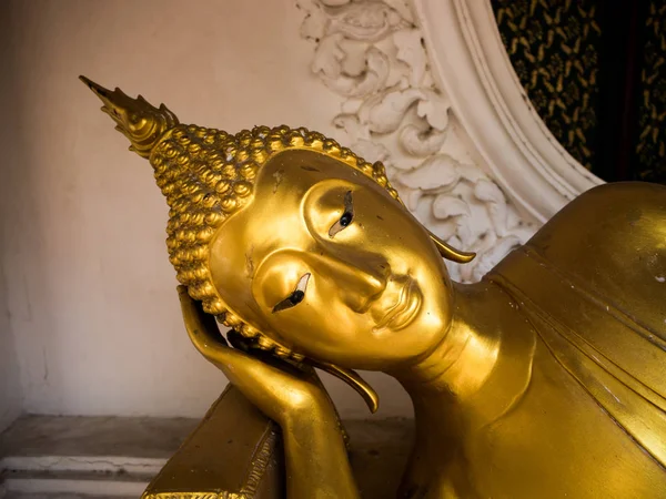 L'image du bouddha à Phra Pathom Chedi, Thaïlande . — Photo