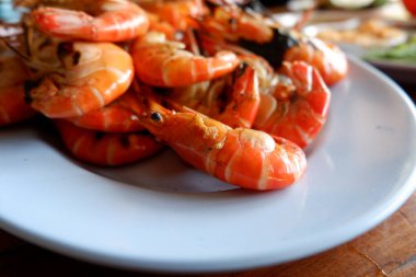 Izgara karides soslu Baharatlı deniz ürünleri