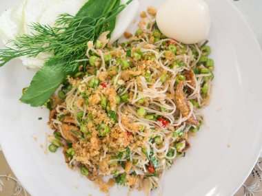 Pirinç şehriye baharatlı salatası, Tay tarzında