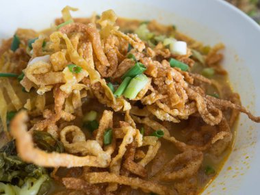 Khao Soi, Curried tavuk, Kuzey Tayland tarzı ile şehriye çorbası.