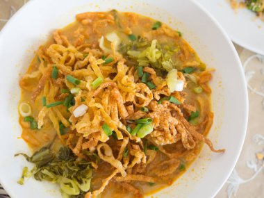 Khao Soi, Curried tavuk, Kuzey Tayland tarzı ile şehriye çorbası.