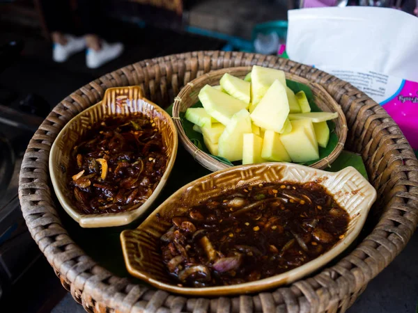 Mangues vertes à la sauce au poisson doux, cuisine thaïlandaise — Photo