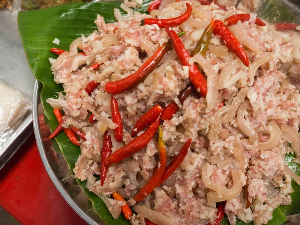 Kwaśna wieprzowina pikantna Sałatka tajskie jedzenie. — Zdjęcie stockowe