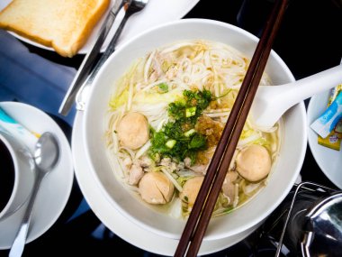Asya mutfağı, Pirinç Noodle domuz topu ile.