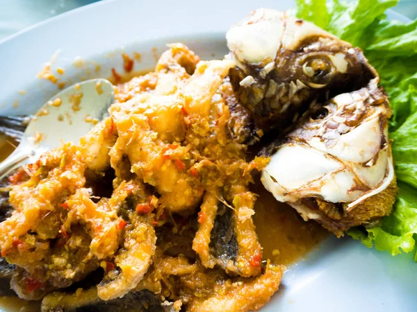 Stekt fisk med kryddig sås, thaimat. — Stockfoto