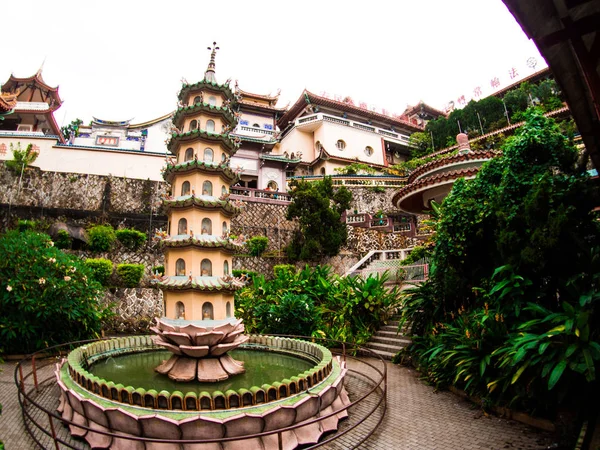 Güzel sahne eski kutsal Budist Kek Lok Si tapınakta Pan