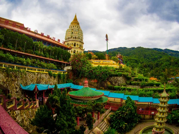 Красивые пейзажи Старый священный буддийский храм Кек Лок Си в Пенане — стоковое фото