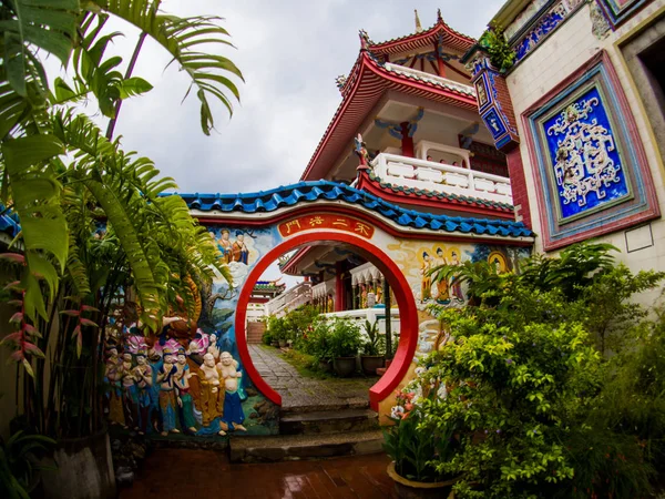 美丽的风景老神圣佛教极乐寺在 Penan — 图库照片