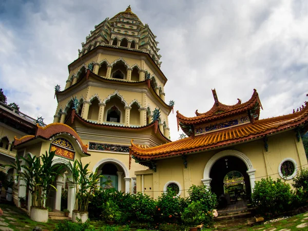 Güzel sahne eski kutsal Budist Kek Lok Si tapınakta Pan