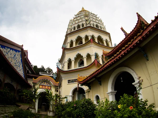 Güzel sahne eski kutsal Budist Kek Lok Si tapınakta Pan