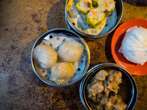 Gedämpfte Knödel, die auf dem Markt verkauft werden — Stockfoto