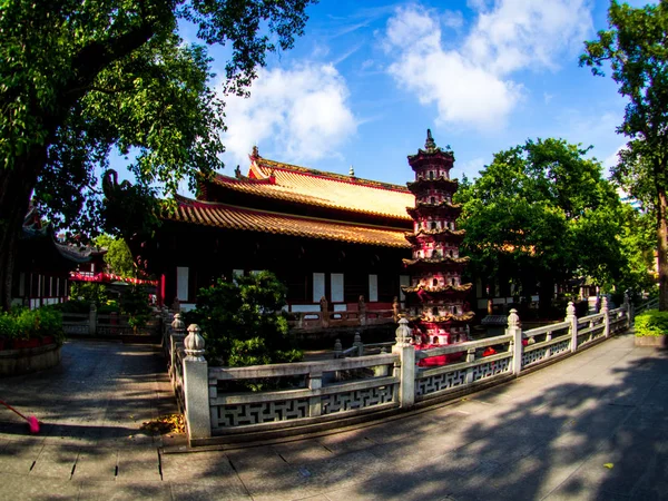 Liu-rong-si, Pagoda, le of the Six Banyan Trees, Guangzhou — стоковое фото