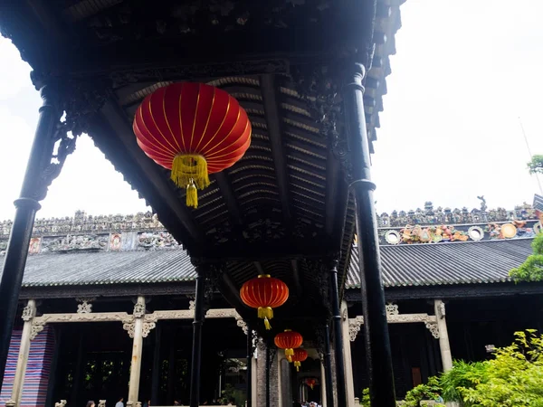 Typowa czerwona latarnia chiński wiszące poza, Guangzhou, Chiny — Zdjęcie stockowe