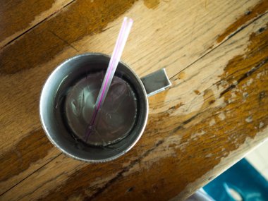 tablo üzerinde Metal cam buz ile soğuk su