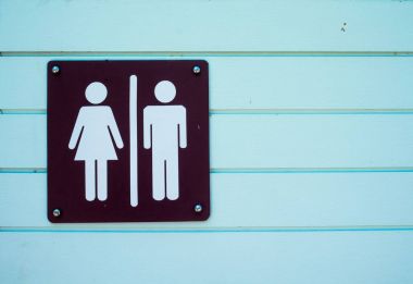 İşaretler ve erkek tuvalet ahşap üzerine mavi etiket