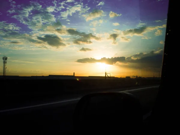 Bergerak di jalan raya kecepatan tinggi saat matahari terbit — Stok Foto