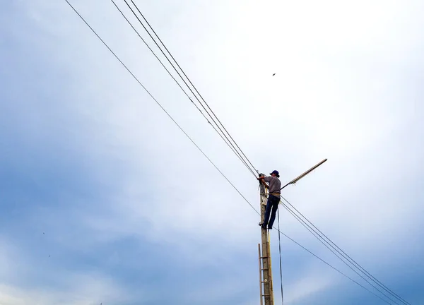 Elektrikçi yan hakem elektrik sonrası güç sıklıkta çalışmalarına onarma