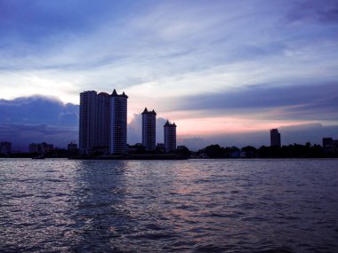 Bangkok, Tayland içinde everning saatte nehir görünümü