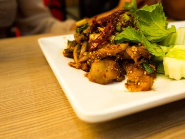 Baharatlı kıyılmış domuz salata, Tayland gıda