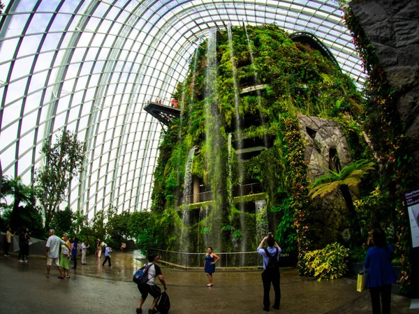 Cachoeira em Cloud Forest Dome em Jardins pela baía, Cingapura - — Fotografia de Stock
